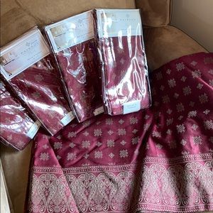 Tablecloth and napkin set